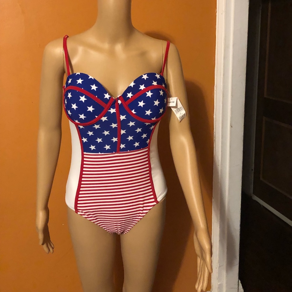 Swimsuit: One-piece